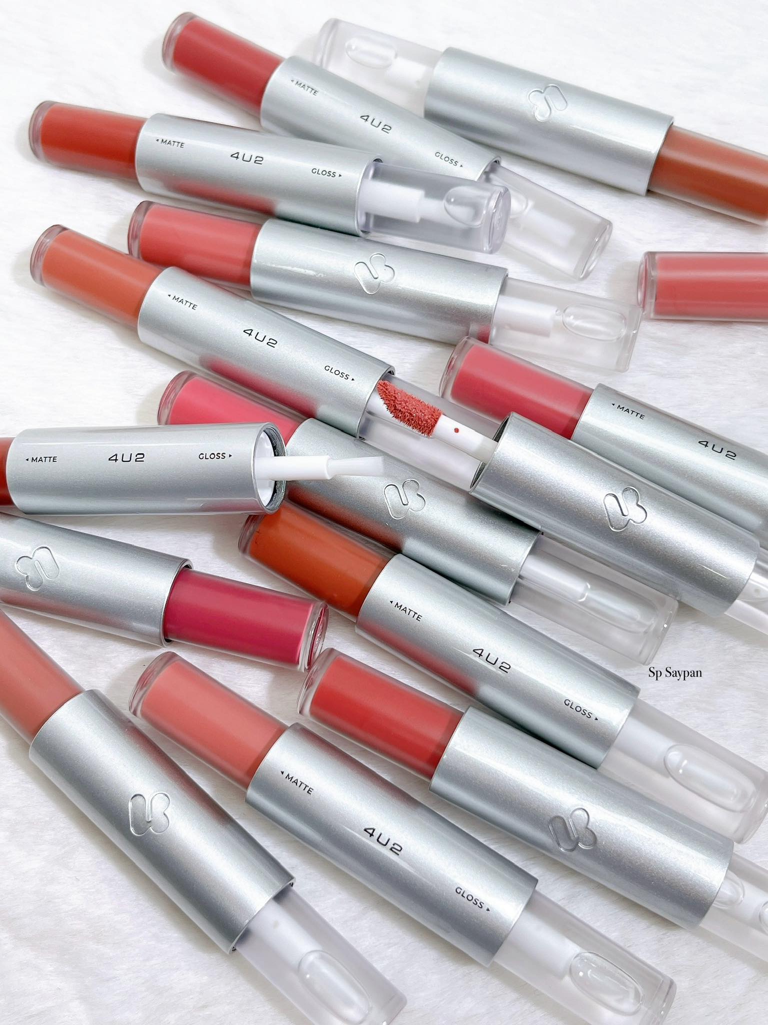 4U2 TWOGETHER MATTE AND GLOSS LIP 4U2 أحمر شفاه مطفي + ملمع (2 في 1)